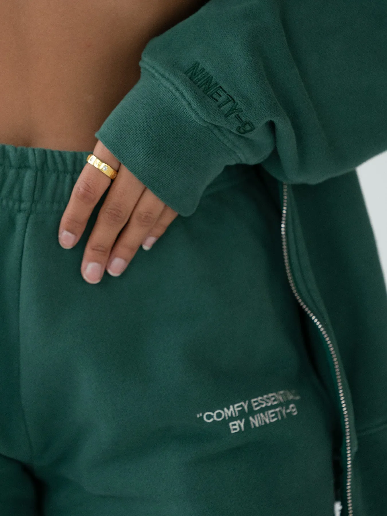 SET - ESSENTIALS - ZIPPER HOODIE AND SHORTS • FOREST GREEN